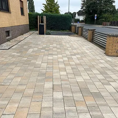 Grosses Einfamilienhaus + Garten *